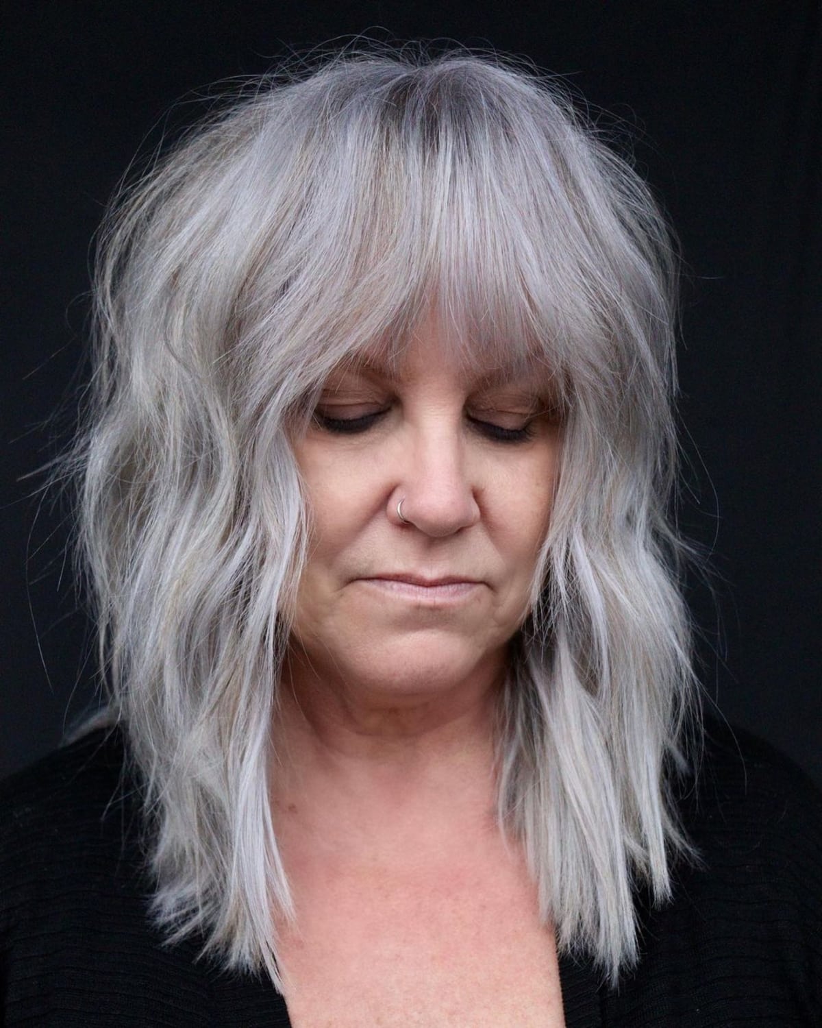 60 yaş üstü kadınlar için omuz uzunluğunda sinirli tüylü saç kesimi