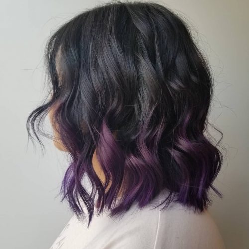 Vlasy po ramena s purpurovým barvivem