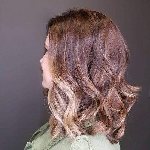 Bilde av en myk brun balayage -farge