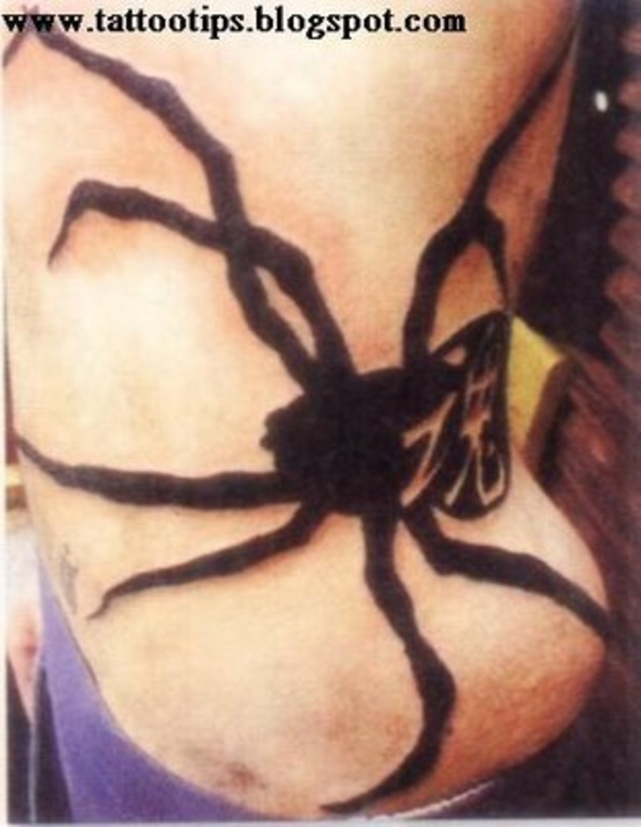 Celoplošné tetování pavouka.