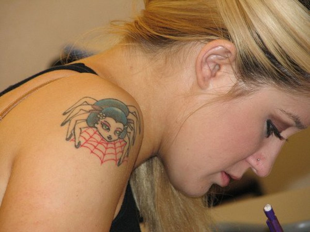 Tetování nohou a těla pavouka s ženskou hlavou.