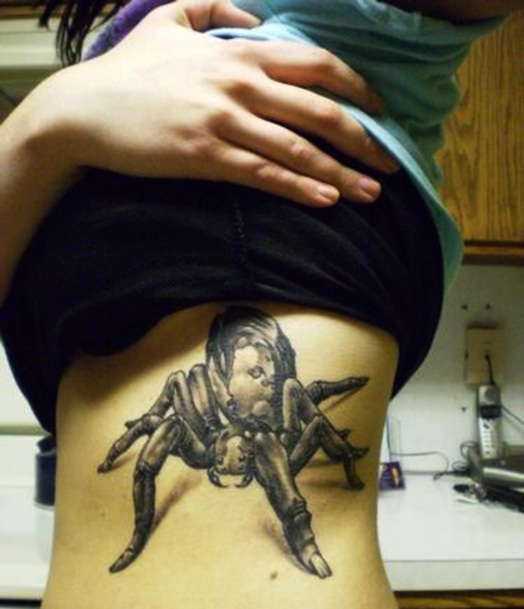 Velké žebro Spider Tattoo v tmavém inkoustu