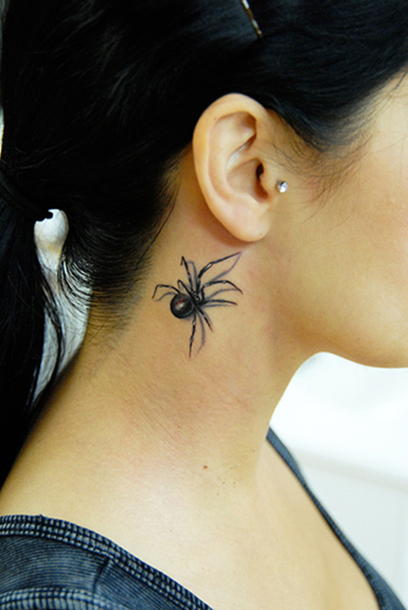 Malé 3D tetování černé vdovy na pavouku