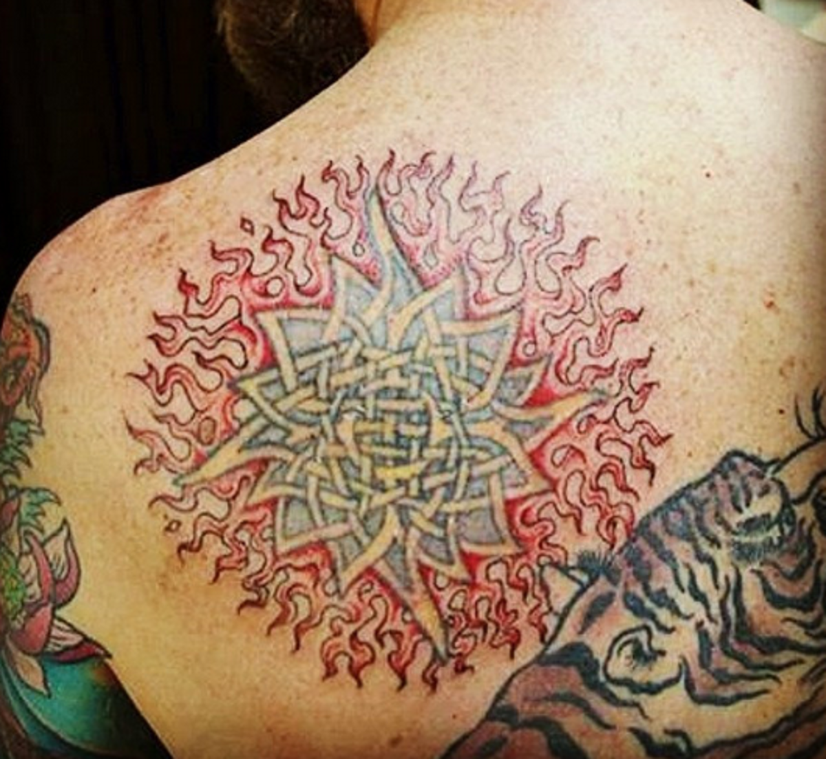 sun-tattoo-designy-historie-významy-a-nápady-kmenové-a-keltské-sluneční-designy-sluneční symbolika