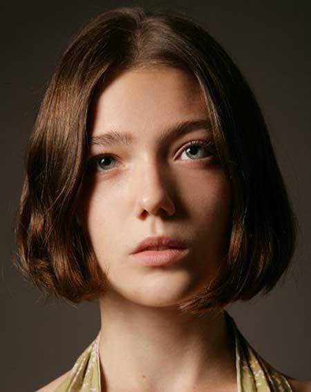 Ihana epäsymmetrinen Bob Cut