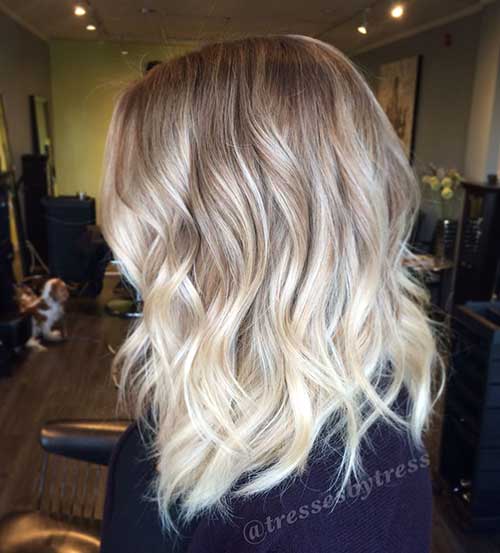 Krátké platinové blond vlnité bobové vlasy 2015