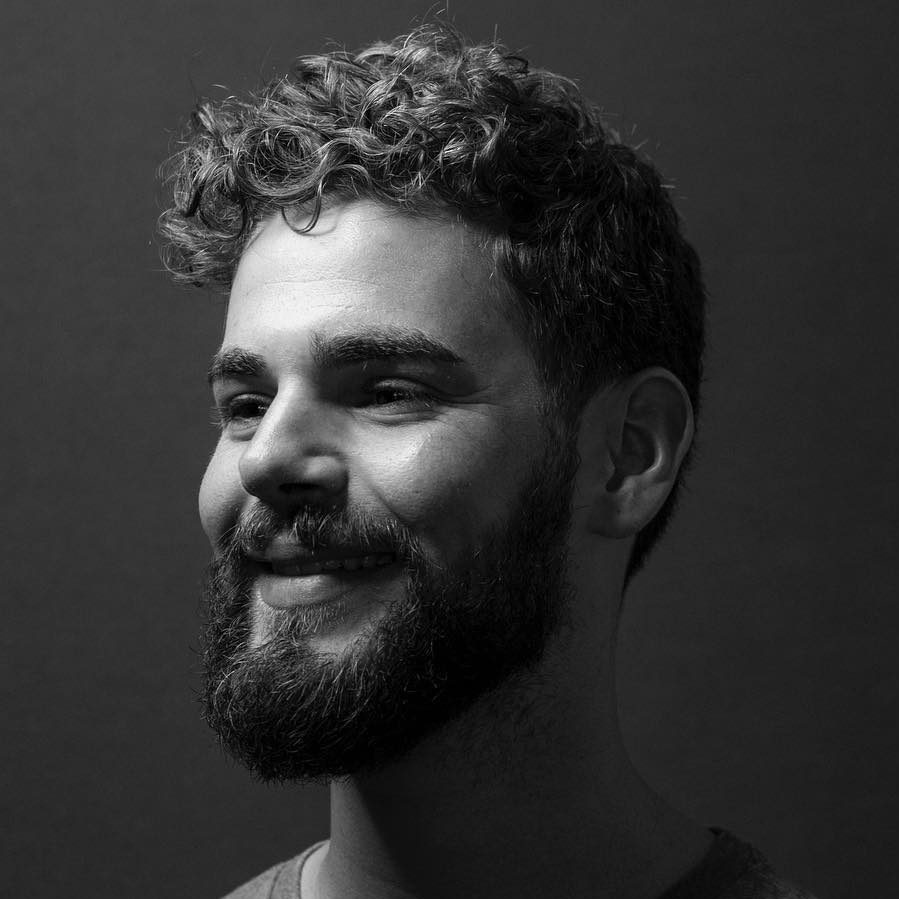 Erkekler için kıvırcık saç modeli