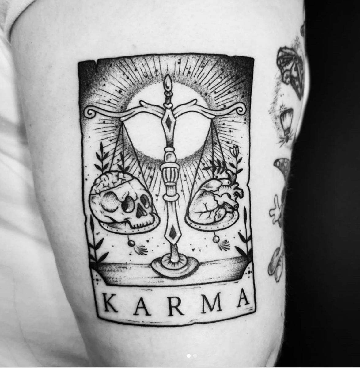 En unik tolkning av Justice -kortet av @heidaritattoo Esther J Heidari
