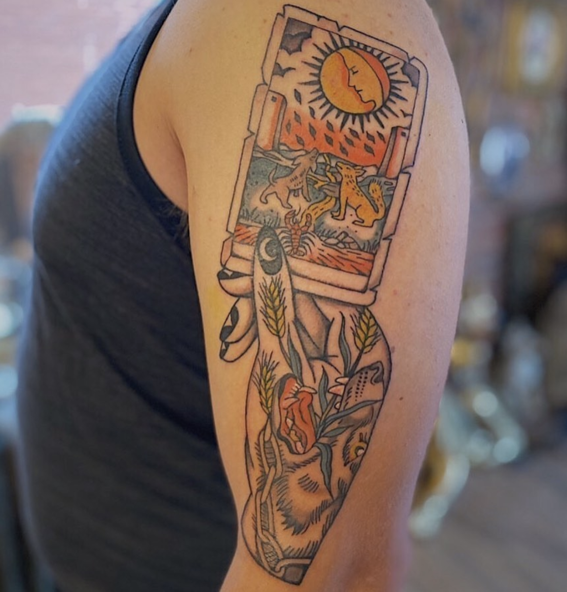 Tatovering av Caige Baker (@caigebaker på Instagram) i Calgary, Alberta (månen i Rider-Waite-dekket): Å vise et kort med hånden som tegnet det er et fantasifullt designvalg.