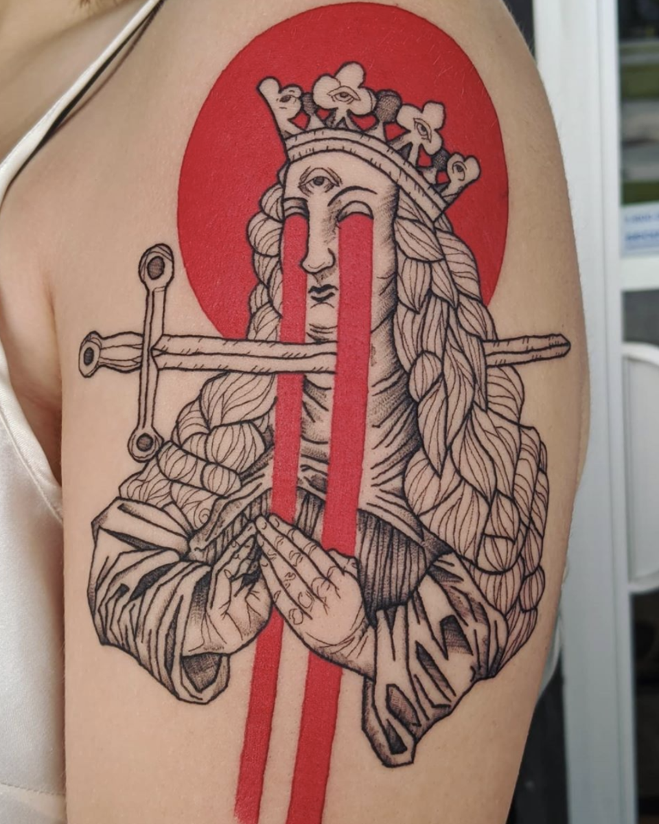 Queen of Swords tattoo av Quinn DeRuiter @femmefatale_quinn på Omega Point Tattoo i Omaha, NE; Design av @micah_ulrich.