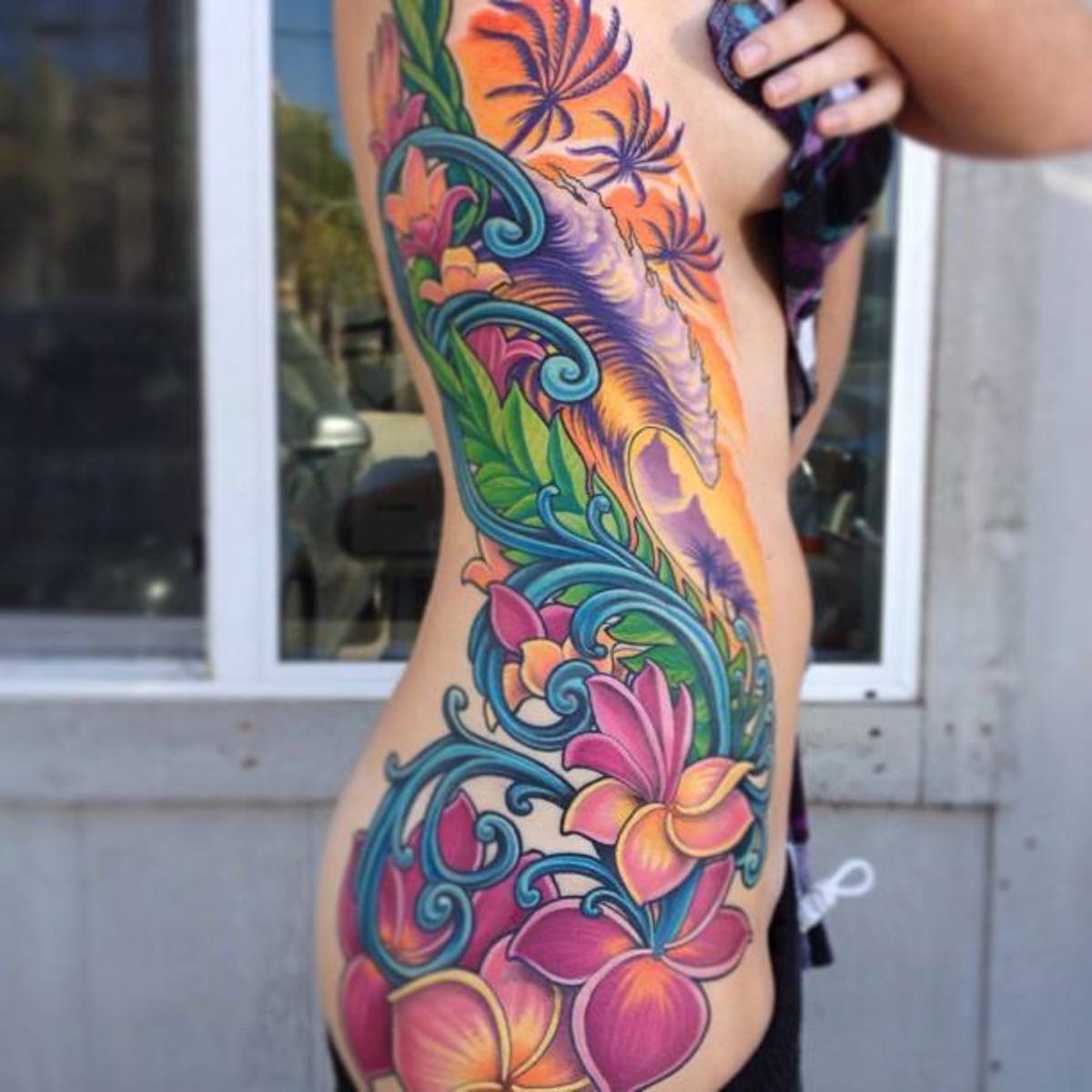 Ženské, plnobarevné žebrované (boční) tetování.