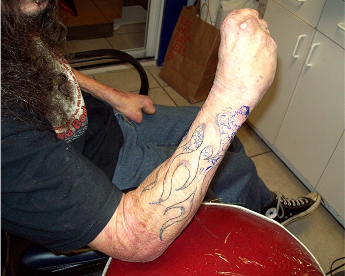 Második látogatásunk alkalmával dang ismét azzal kezdi, hogy lerajzolja, hogy hol kíván tetoválni.