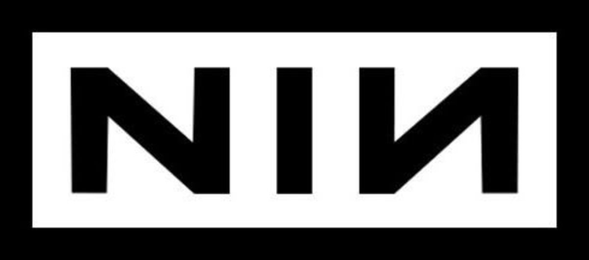 Kilenc hüvelykes köröm logó (tükrözött ambigramma)