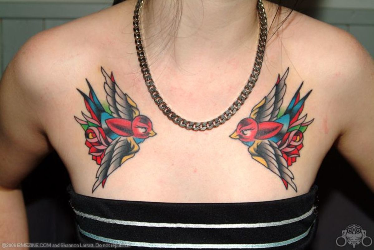 Vlaštovka a vrabčí tetování jsou skvělým akcentem na přirozené křivky ženy