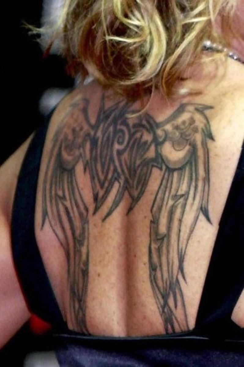 Anastacia szárny tetoválása