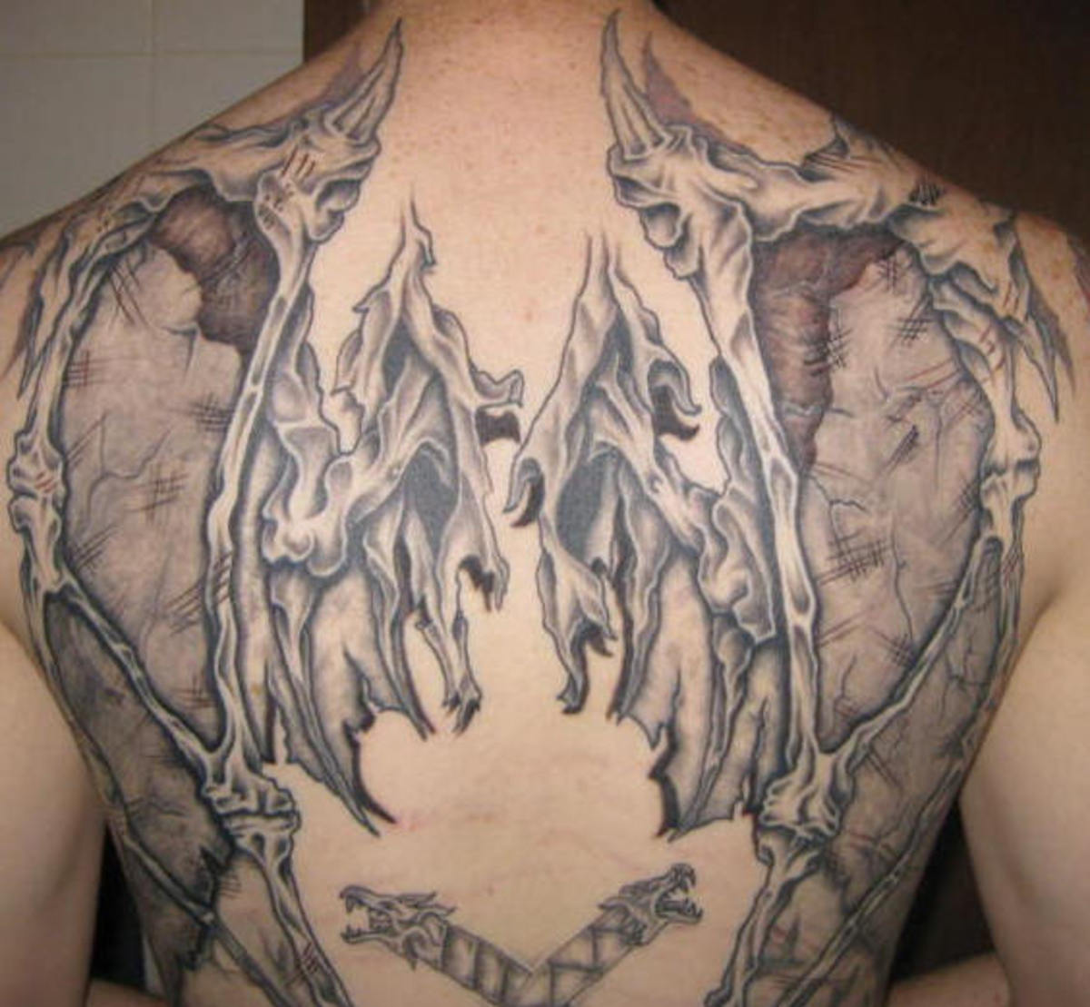 Aprított, csontvázas szárny tetoválás