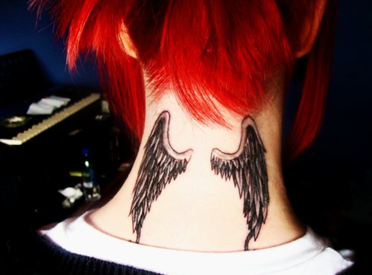 Szárnyas tetoválás a nyakon