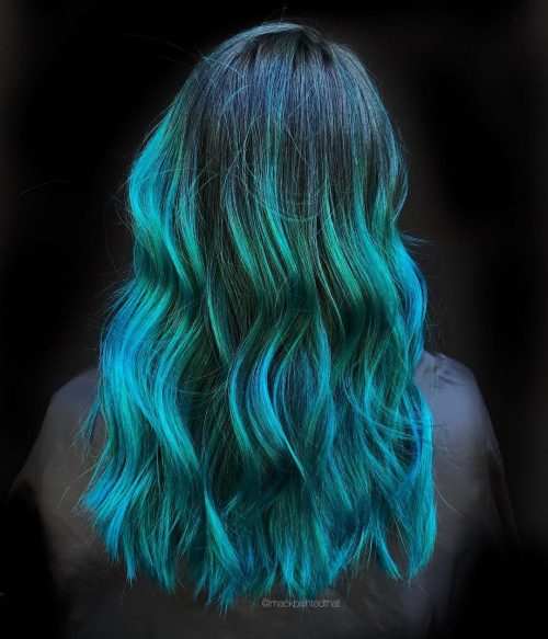 Vihjeitä smaragdinvihreästä sinivihreissä hiuksissa