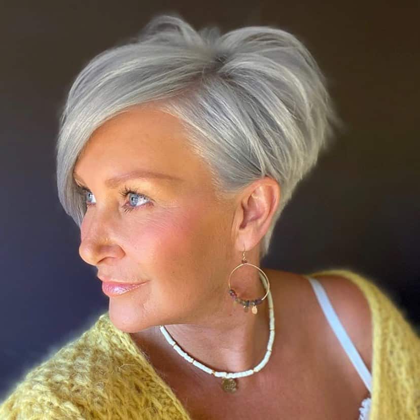 Gri Saç Rengi Olan İnce Saçlı Yaşlı Kadınlar İçin Kısa Peri Kesimi
