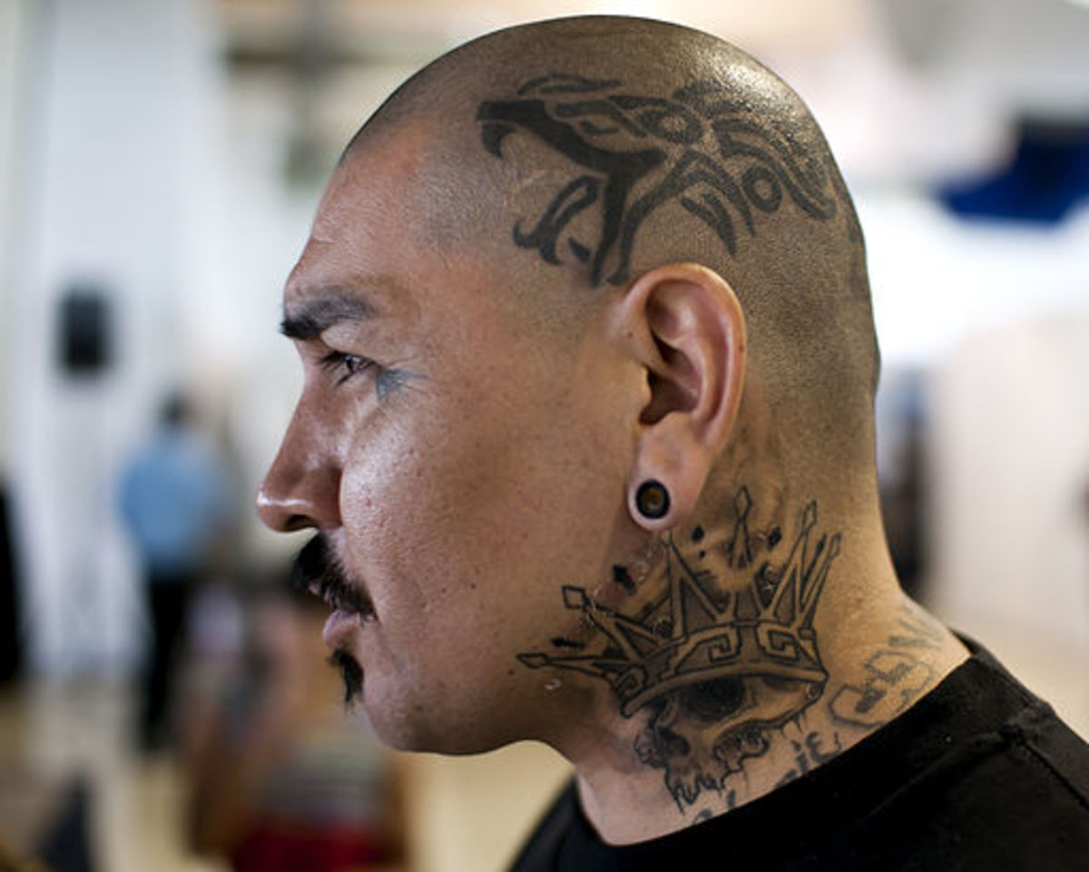 Sárkány tetoválás ezen az ember fején sok fájdalmas pillanatot okozott!
