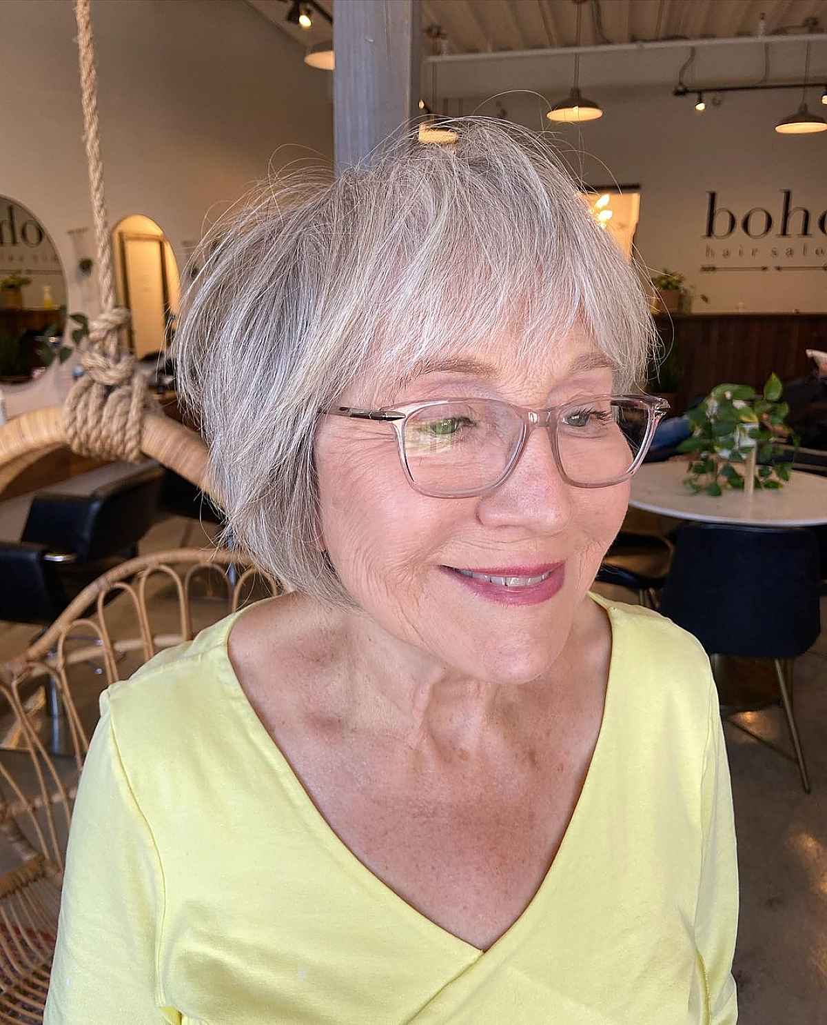 kócos bob frufruval 60 év feletti nőknek szemüveggel