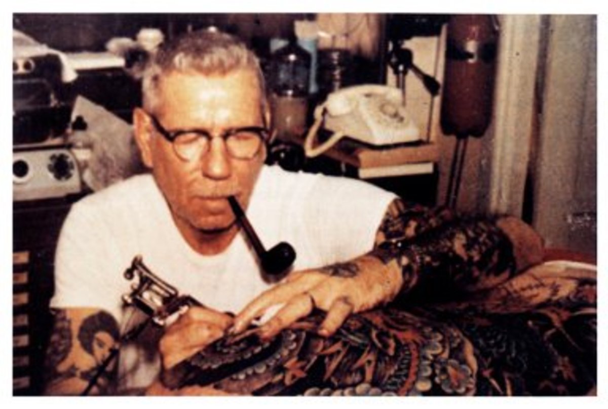 Norman Keith Collins, AKA Sailor Jerry, deniz dövmelerini bir sanat formuna dönüştürmeye yardımcı oldu.