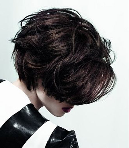 Okouzlující a krásný nepořádný Bob Cut