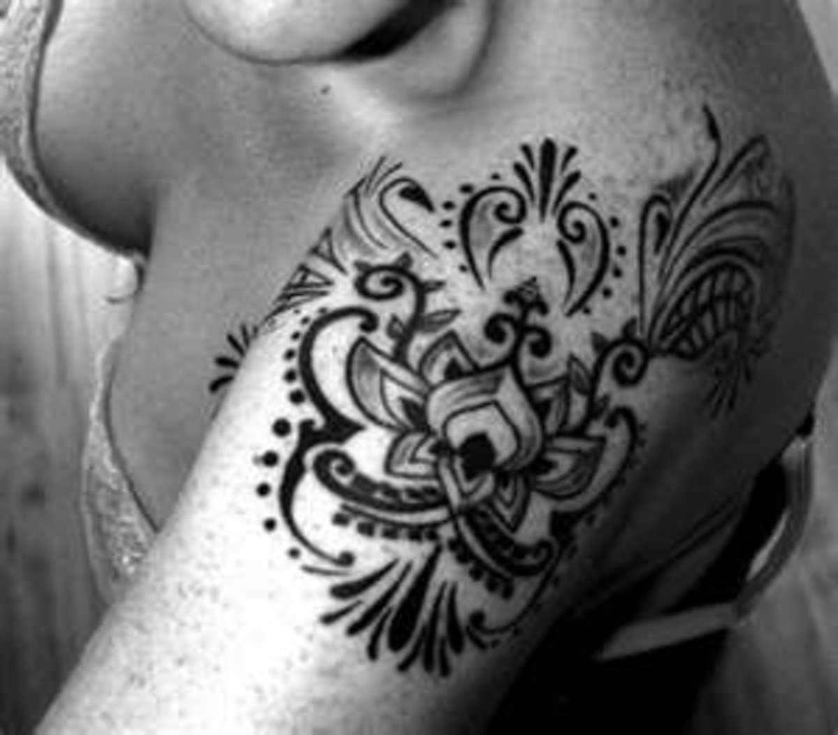 kmenové tulipánové tetování na rameni