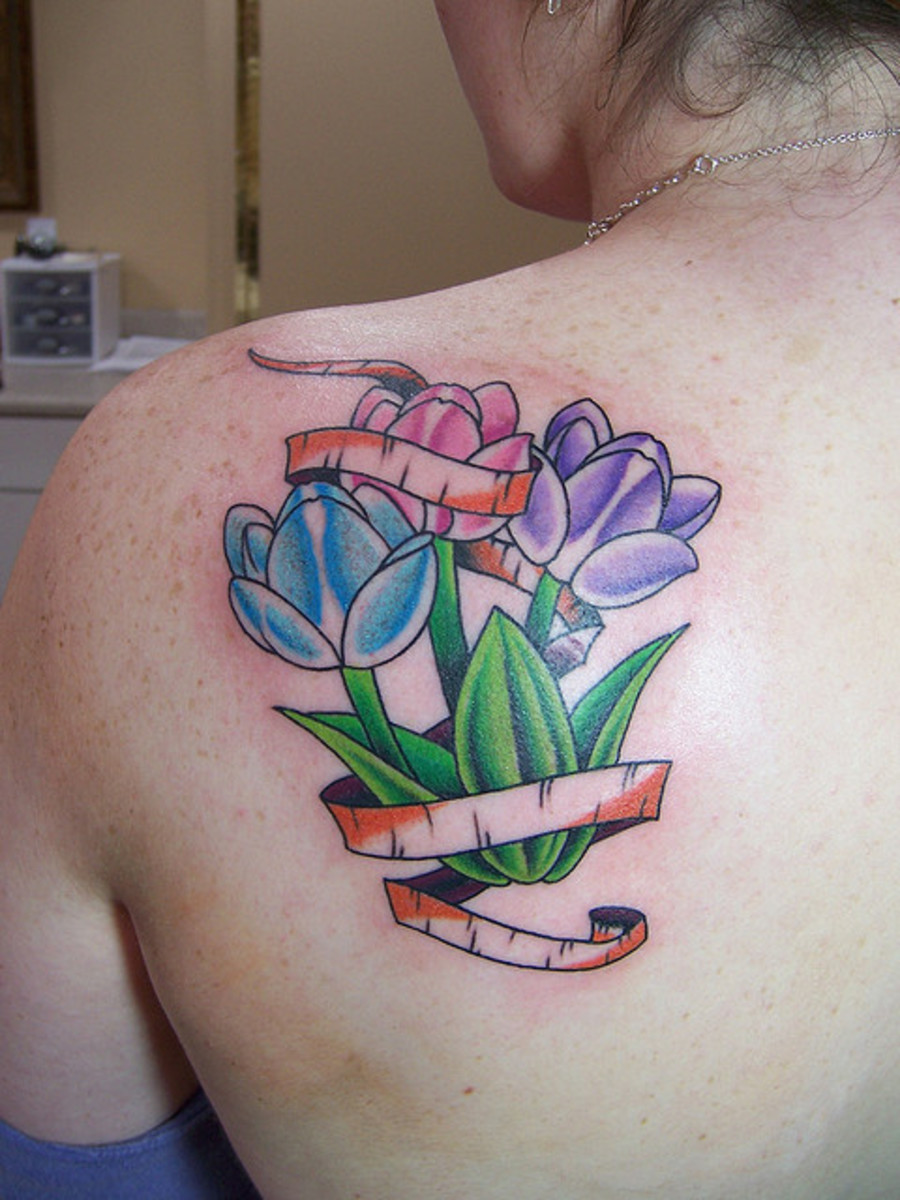 skupina barevných tulipánových tetování na zádech