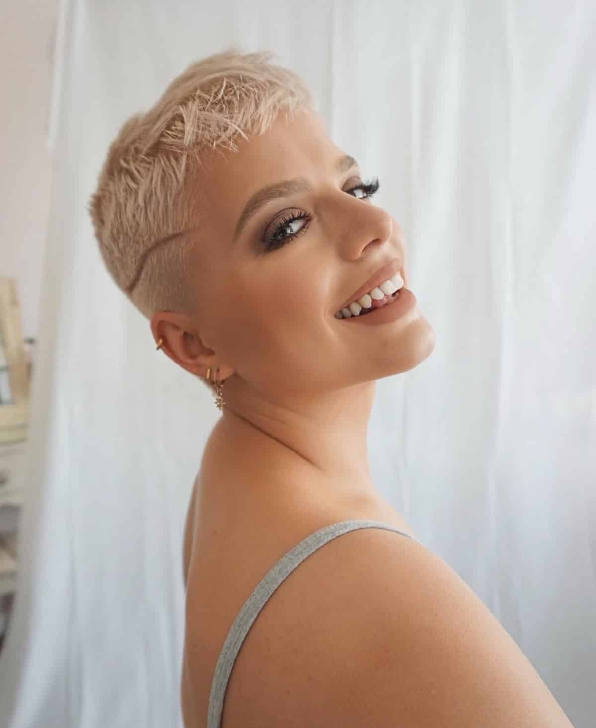 Velmi krátké trendy Pixie pro rovné vlasy
