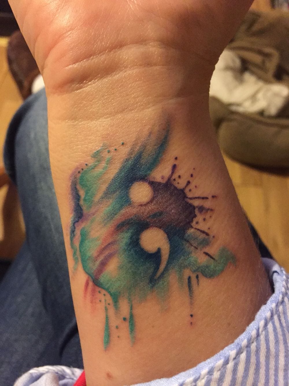 akvarell pontosvessző tetoválás