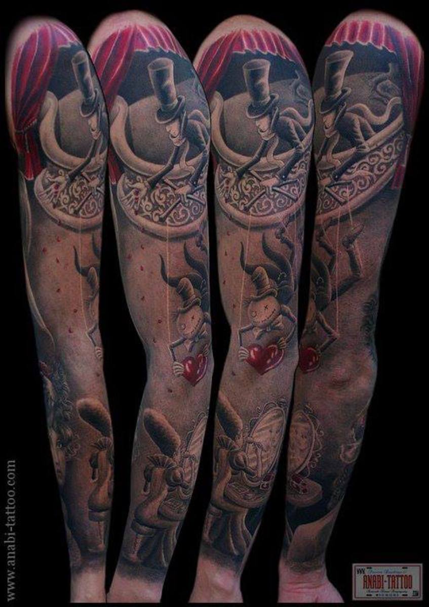Mužský tetovací rukáv ve stupních šedi. Bolí tetování? Zjistěte, kolik.