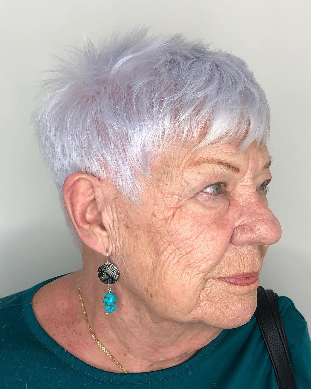 70 év feletti nő, rövid és hullámos ősz hajjal