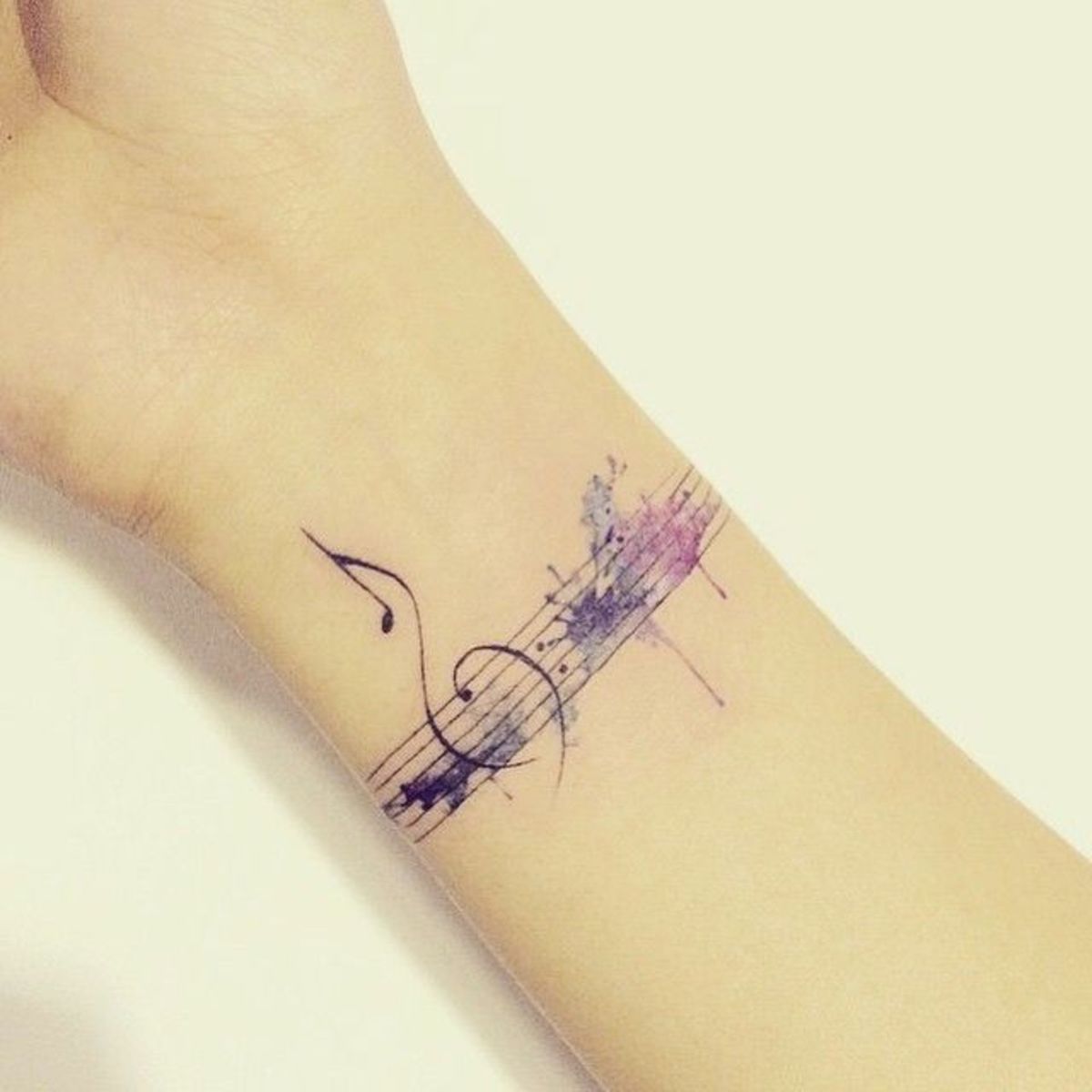 Egy zenei sor szép tetováló karkötőt készít - különösen akvarellrel.