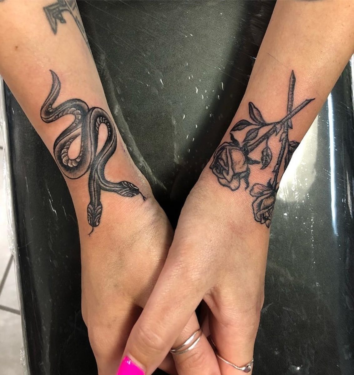 Ez a két csukló tetoválás