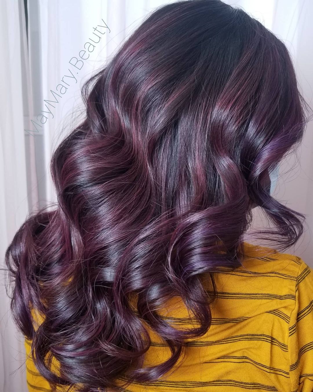Kudrnaté vlasy s báječnou rozinkou Purple Balayage